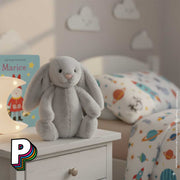 Peluche lapin gris Bashful Silver de Jellycat dans chambre d'enfant