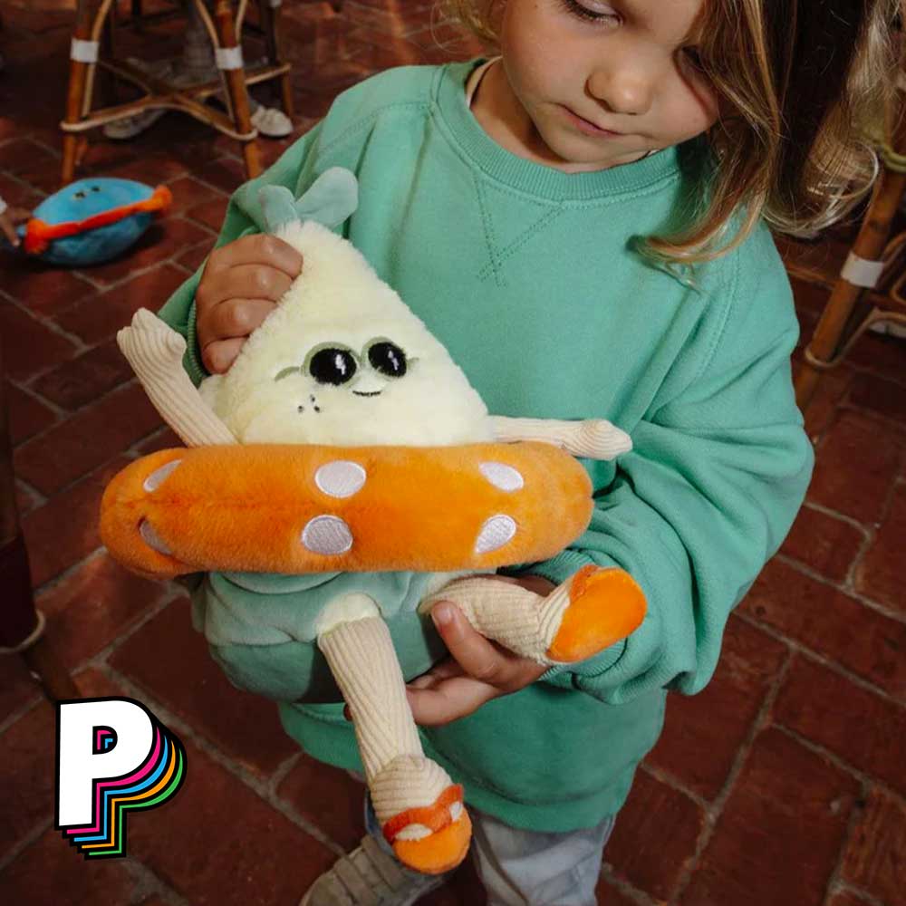 Peluche Lemon Splash citron de Hello Hossy avec jeune fille