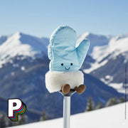 Peluche Moufle de ski Amuseables de Jellycat sur un baton de ski à la montagne