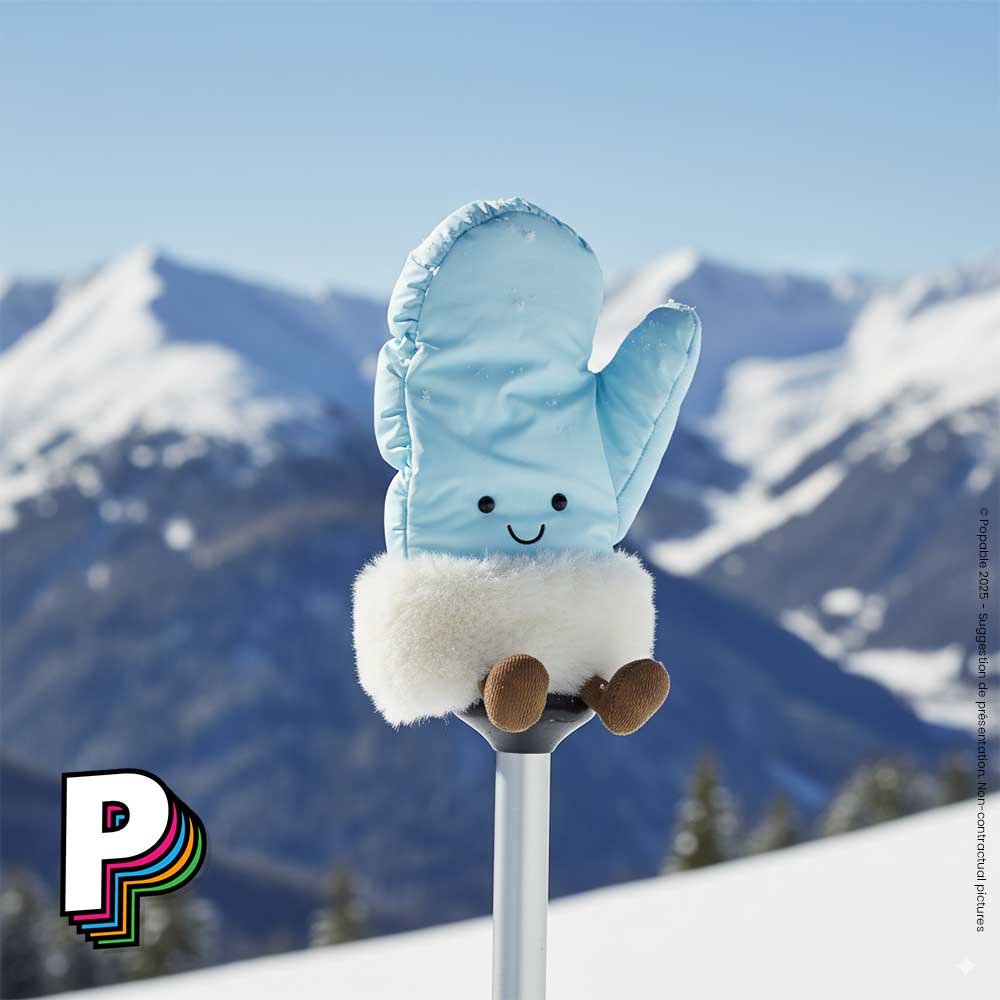 Peluche Moufle de ski Amuseables de Jellycat sur un baton de ski à la montagne