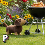 Peluche Chien Sauscisse Otto de Jellycat entrain de renifler des hot-dog