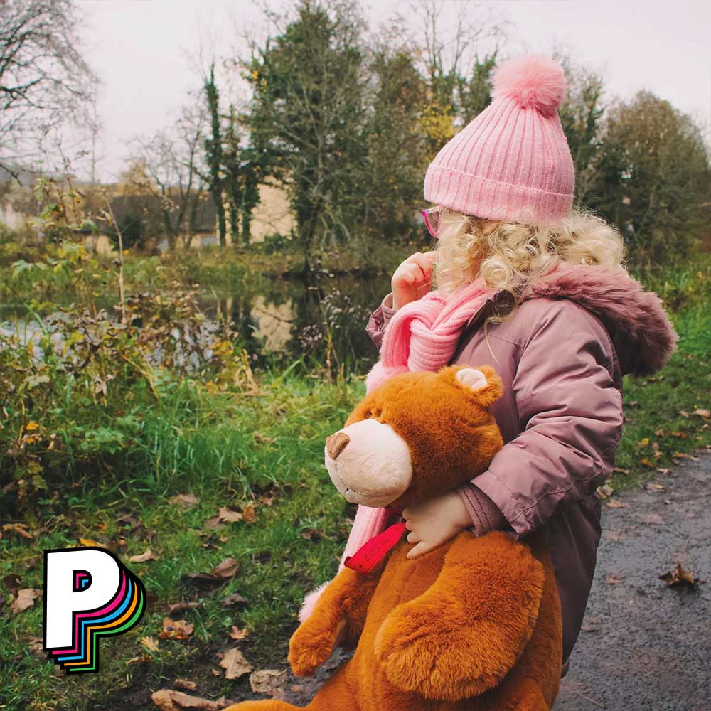 Peluche Ours Bubba 40cm Marron de Boyds Bears qui se ballade avec petite fille