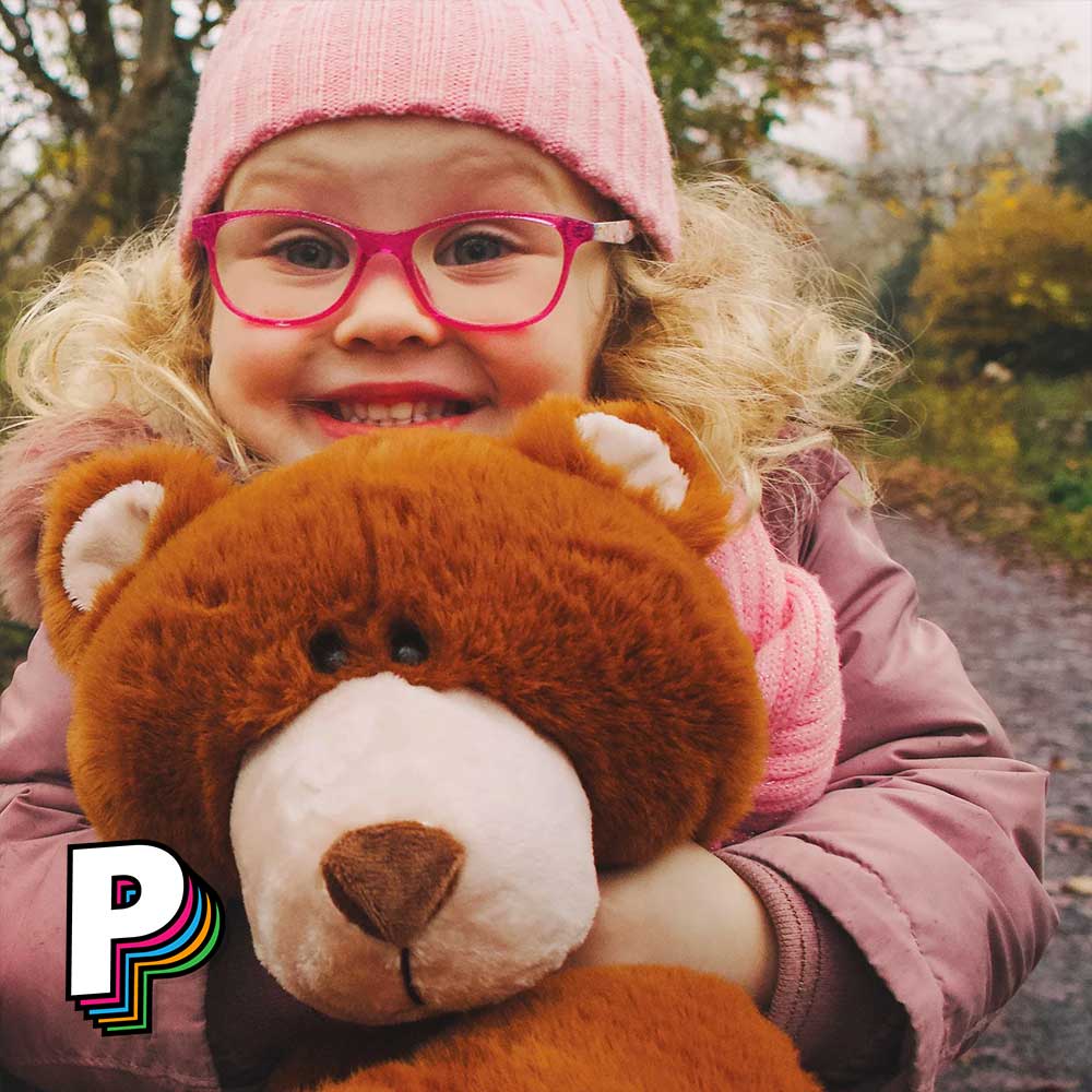 Peluche Ours Bubba 40cm Marron de Boyds Bears dans les bras d'une petite fille