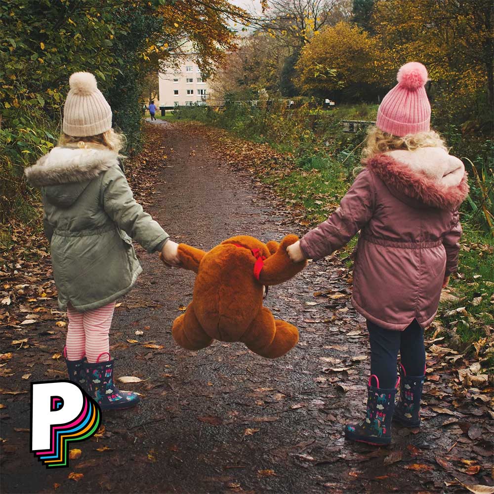 Peluche Ours Bubba 40cm Marron de Boyds Bears entre les deux mains d'enfant