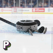 Peluche palet Hockey sur Glace Amuseables de Jellycat sur un terrain de Hockey sur glace