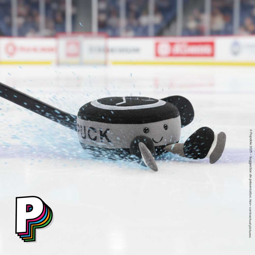 Peluche palet Hockey sur Glace Amuseables de Jellycat sur un terrain de Hockey sur glace