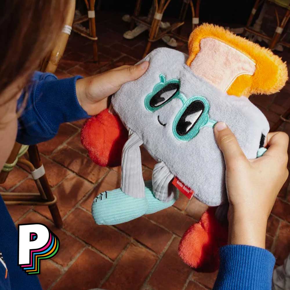 Peluche Grille-Pain Boxeur Punchy Toaster de Hello Hossy tenue par un enfant