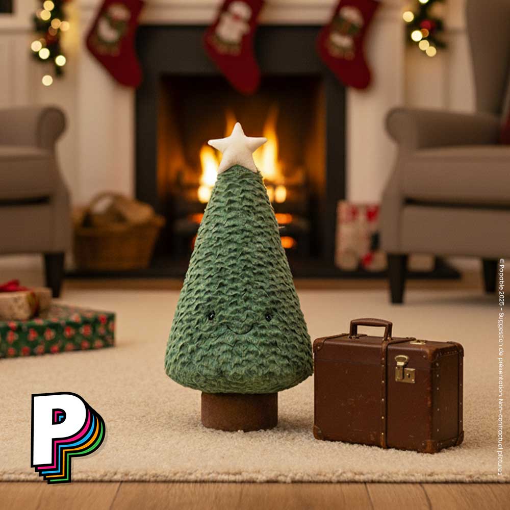 Peluche Sapin de Noël Bleu de Jellycat arrivant dans un salon décoré pour les fêtes