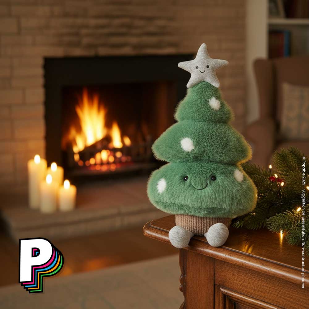 Peluche Sapin de Noël Amuseables de Jellycat à côté décoration Noel et cheminée