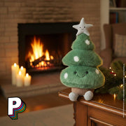 Peluche Sapin de Noël Amuseables de Jellycat à côté décoration Noel et cheminée
