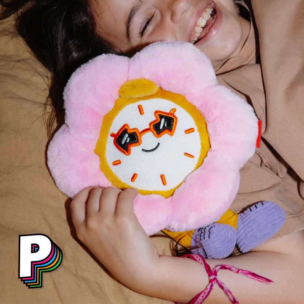 Peluche Fleur Horloge Tic Tac Bloom de Hello Hossy dans les mains de fille