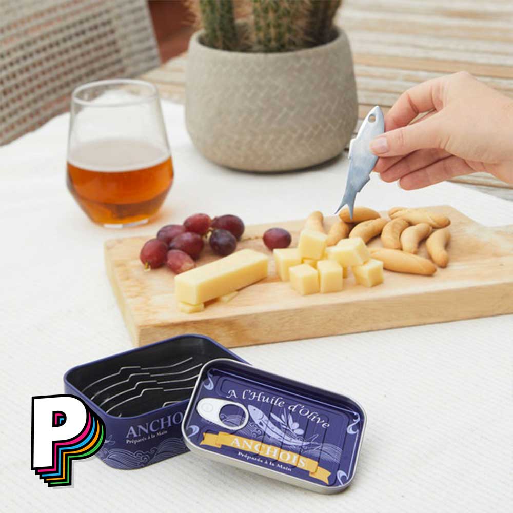 Personne qui pique formage avec Pics apéritif conserverie en forme d'anchois