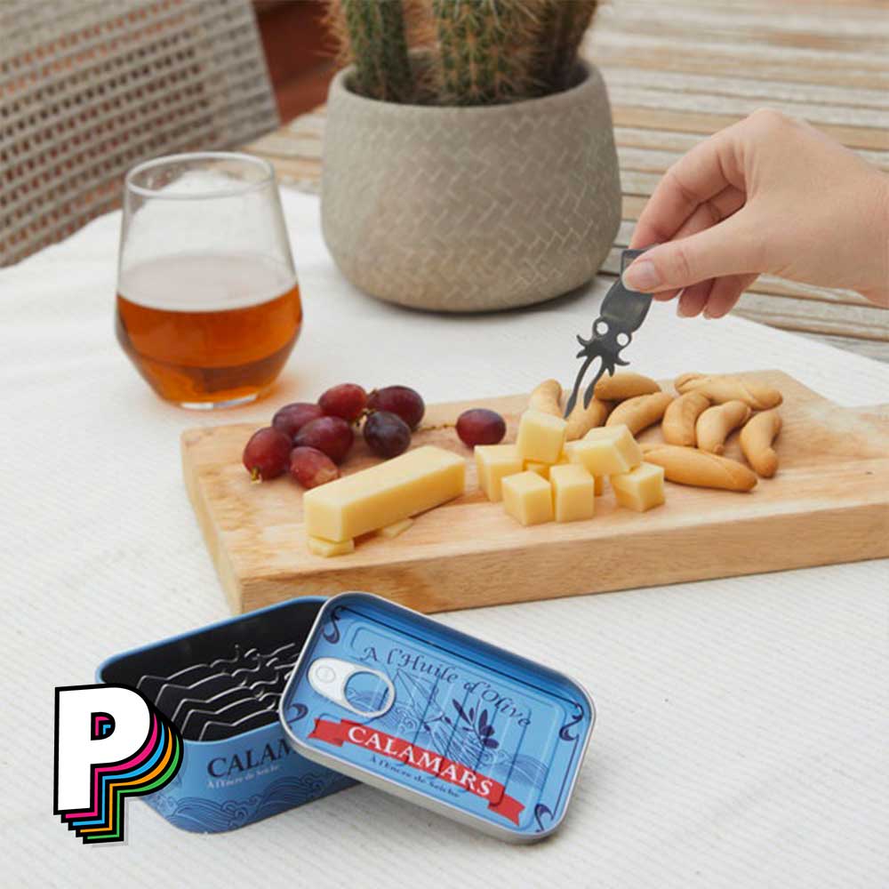 Pics apéritif conserverie en forme de calamars qui pique un fromage