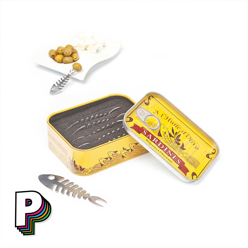 Pics apéritif arête sardine avec des olives et intérieur boite métal