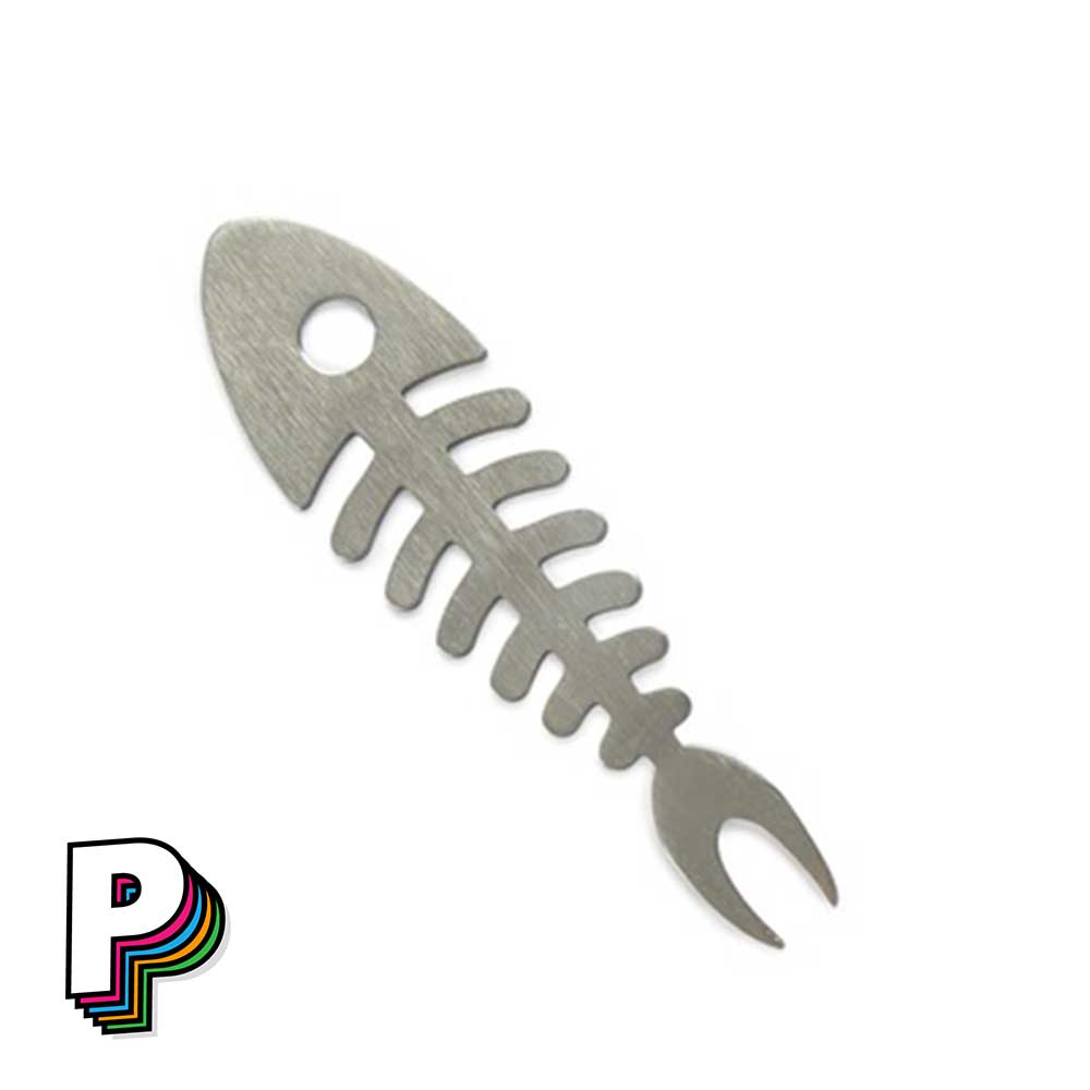 Détail du pics apéritif en forme d'arête de sardine/poisson