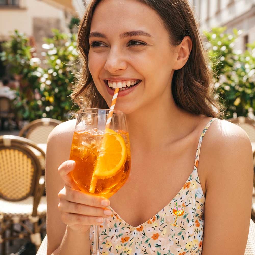 Pin’s verre de Spritz femme qui boit spritz