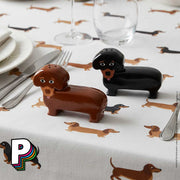 Sel & Poivre Teckel en céramique par Thomas Gravereau X Fluid Market sur une table nappe Teckel