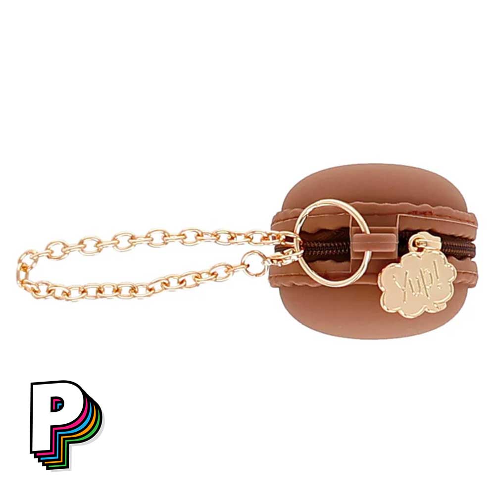Trousse & Porte-clé Macaron Chocolat de YUP! de côté avec pendentif doré