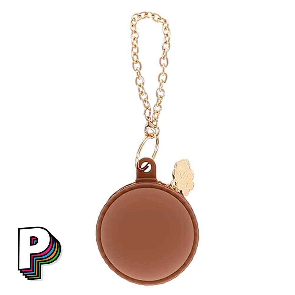 Trousse & Porte-clé Macaron Chocolat de YUP! avec chaine dorée