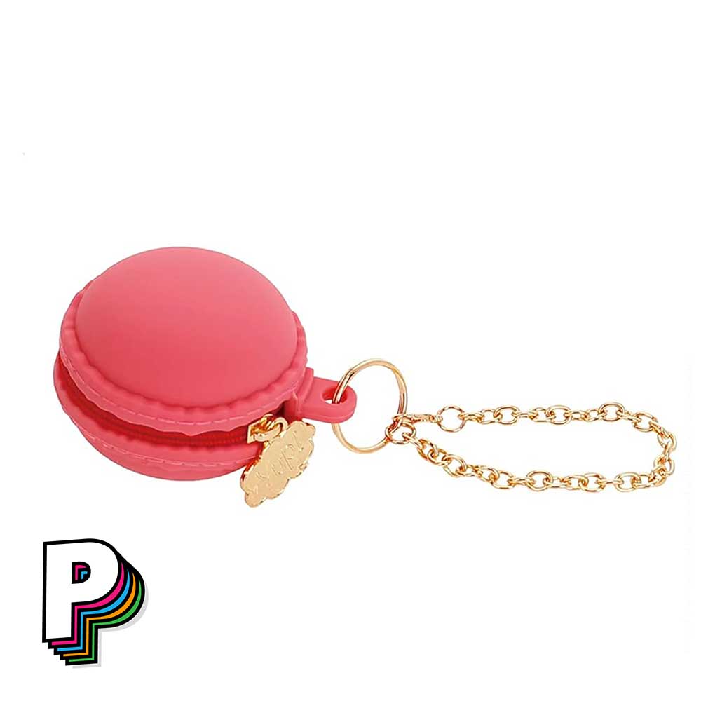Porte-clé trousse Macaron Framboise de YUP! avec détail chaine et médaillon YUP