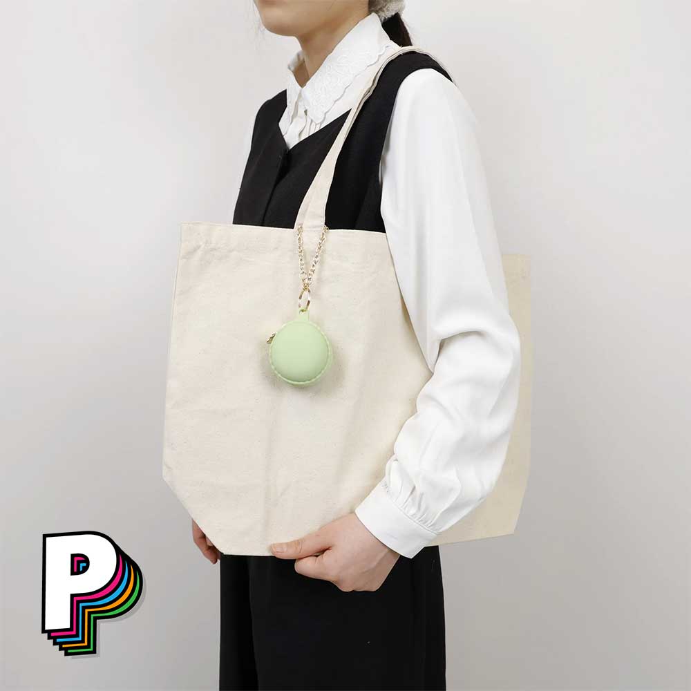 Porte-clé trousse Macaron Pistache de YUP! accroché sac