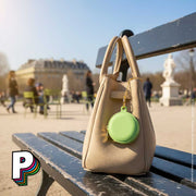 Porte-clé trousse Macaron Pistache de YUP! accroché sac luxueux à Paris