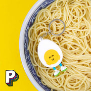 Porte-clés Eggo Chan Oeuf Kawaii dans assiette de pates