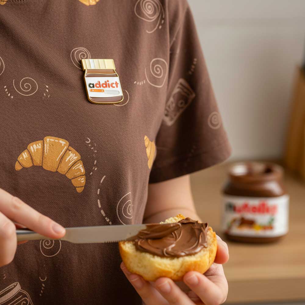 femme qui tartine pâte à tartiner avec pin's pot addict