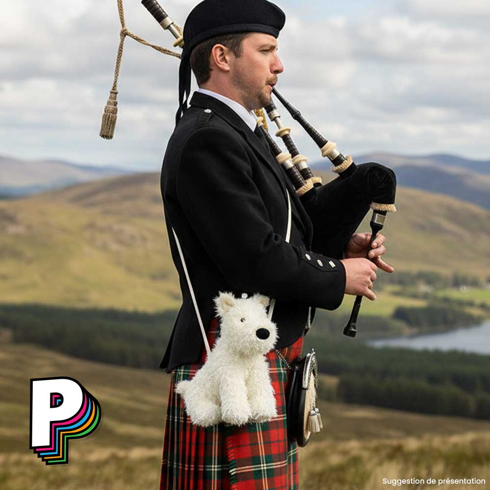 Sac bandoulière Munro scottie bag  de Jellycat porter par un homme qui joue de la cornemuse en Ecosse 