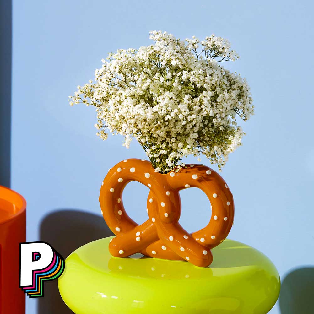 Vase Bretzel en céramique de Fluid Market avec des fleurs