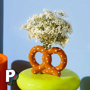 Vase Bretzel en céramique de Fluid Market avec des fleurs
