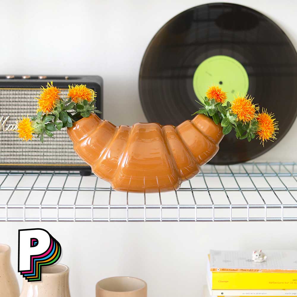 Vase Croissant en céramique de Fluid Market avec fleurs