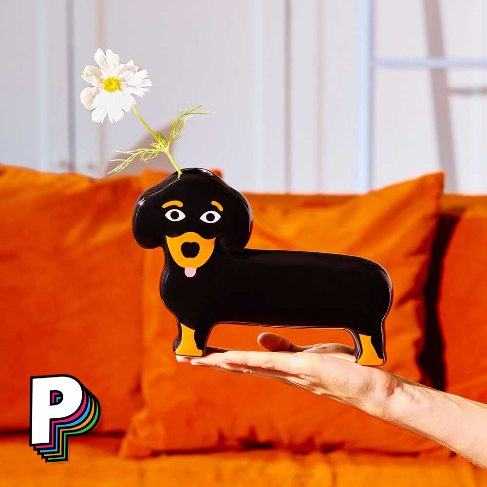 Vase chien Teckel en céramique de Fluid Market avec fleurs